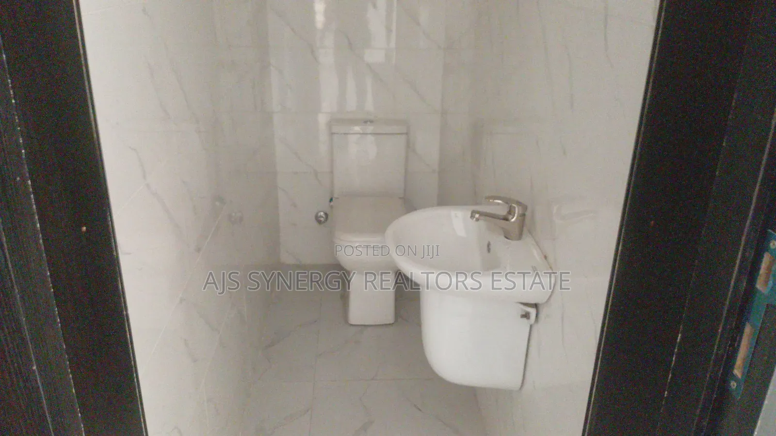 4bdrm Duplex in Chevron for sale