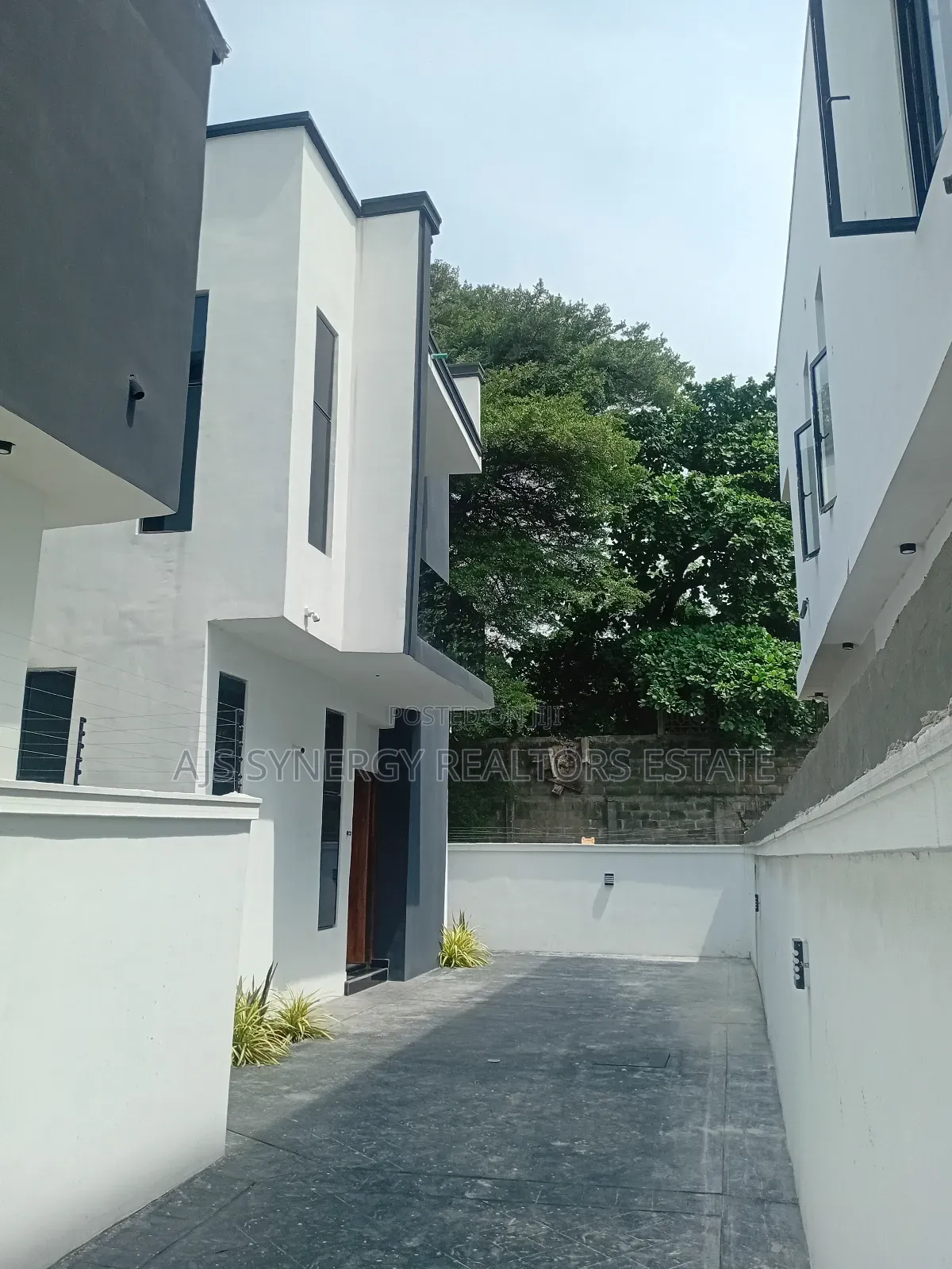 4bdrm Duplex in Chevron for sale