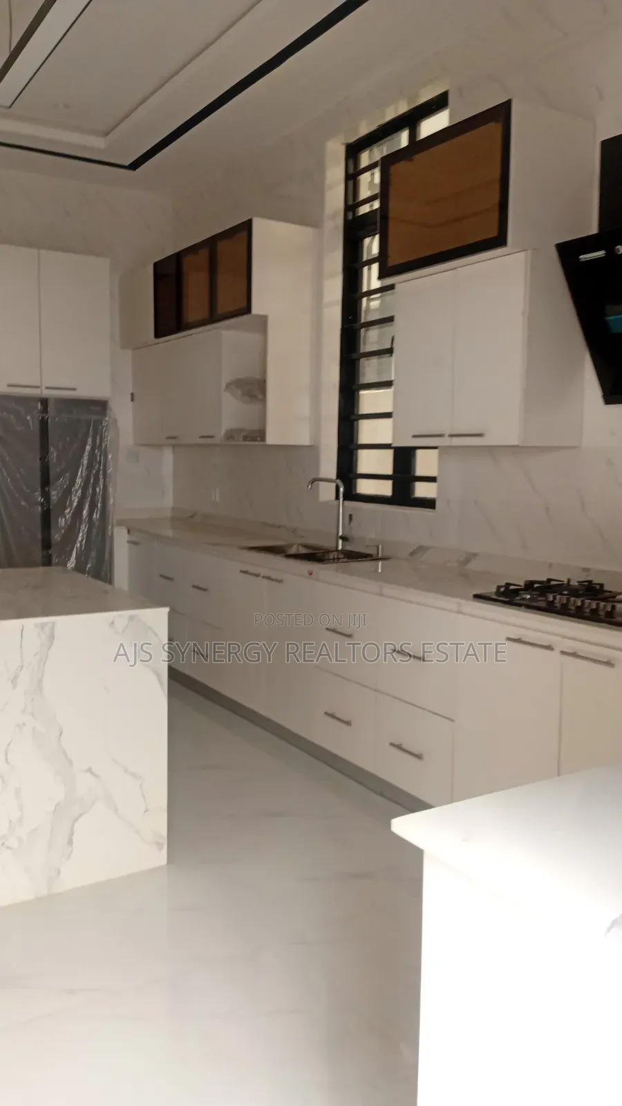 4bdrm Duplex in Chevron for sale