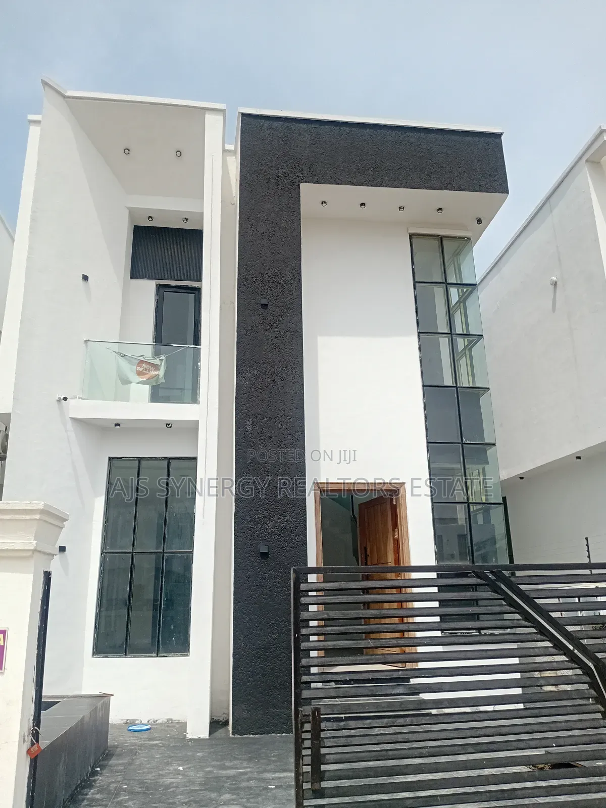 4bdrm Duplex in Chevron for sale
