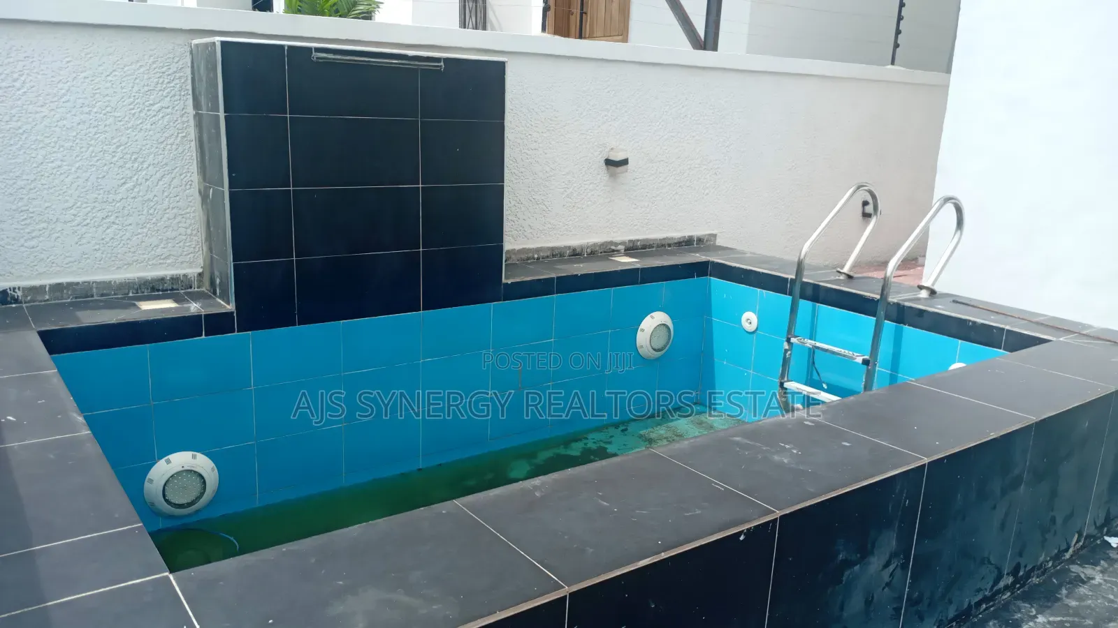 4bdrm Duplex in Chevron for sale