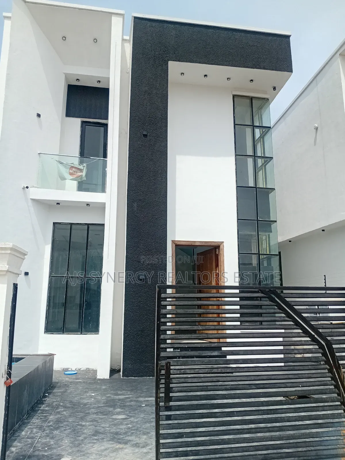 4bdrm Duplex in Chevron for sale