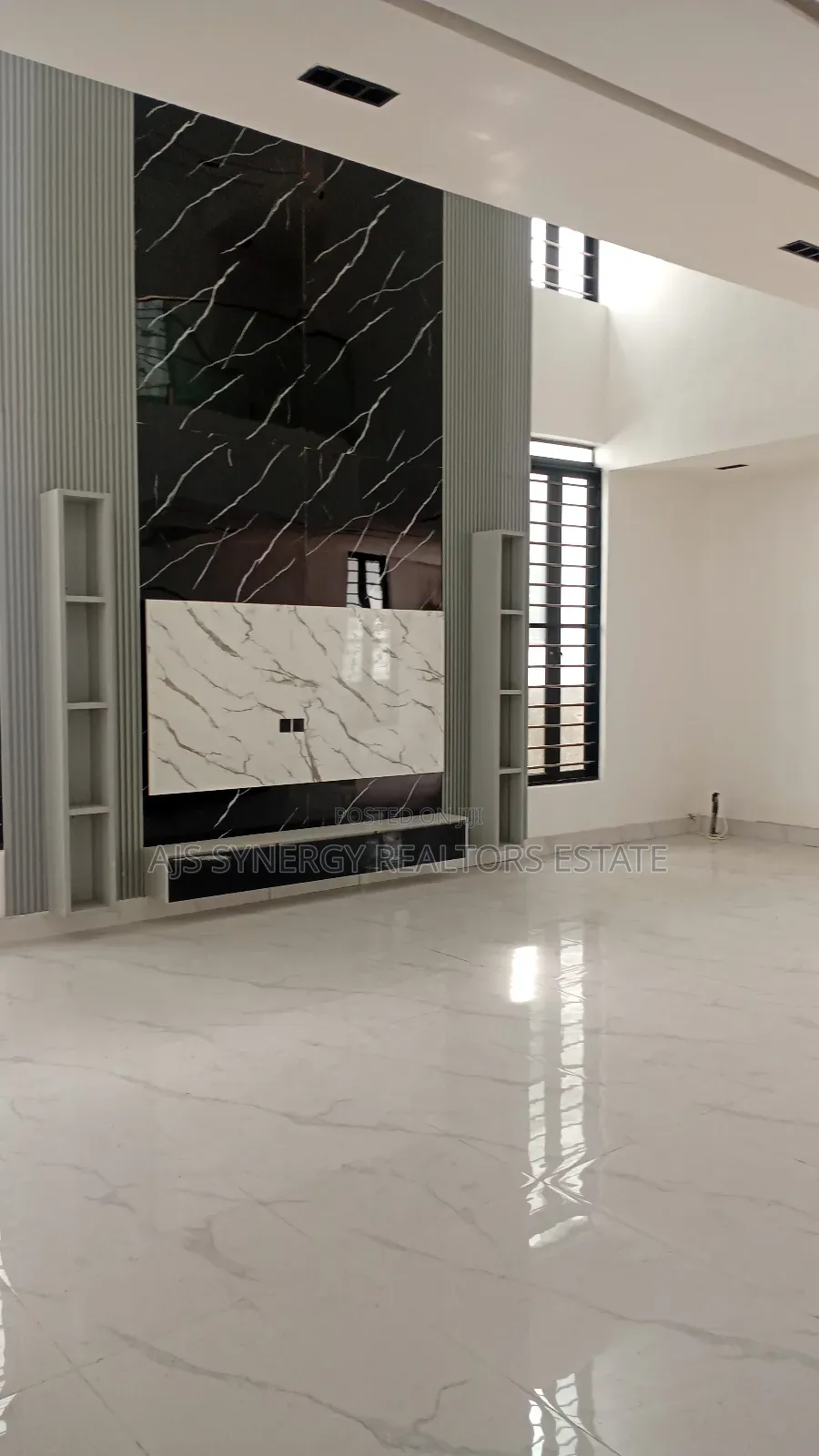 5bdrm Duplex in Chevron for sale