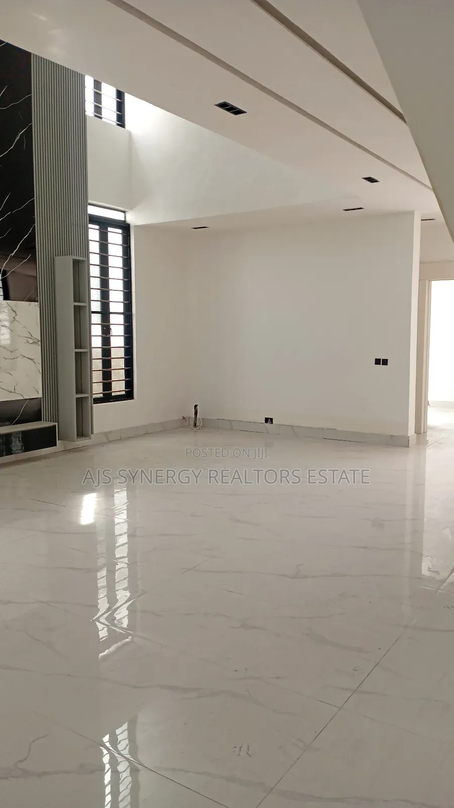 5bdrm Duplex in Chevron for sale