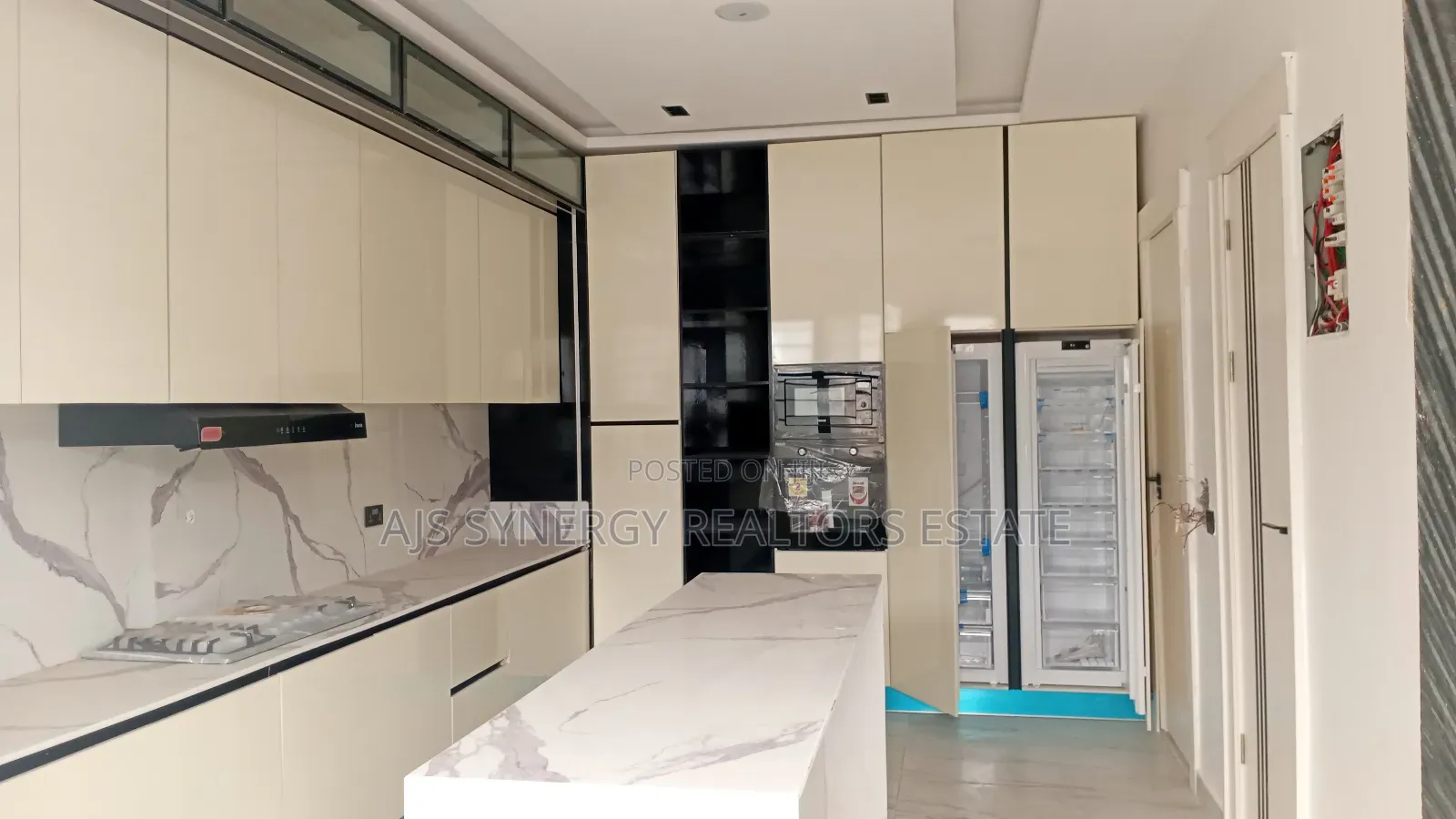 5bdrm Duplex in Chevron for sale