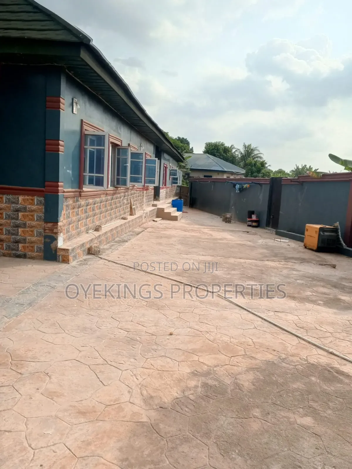 6bdrm Bungalow in Arigbawonwo, Oworonshoki / Gbagada for sale