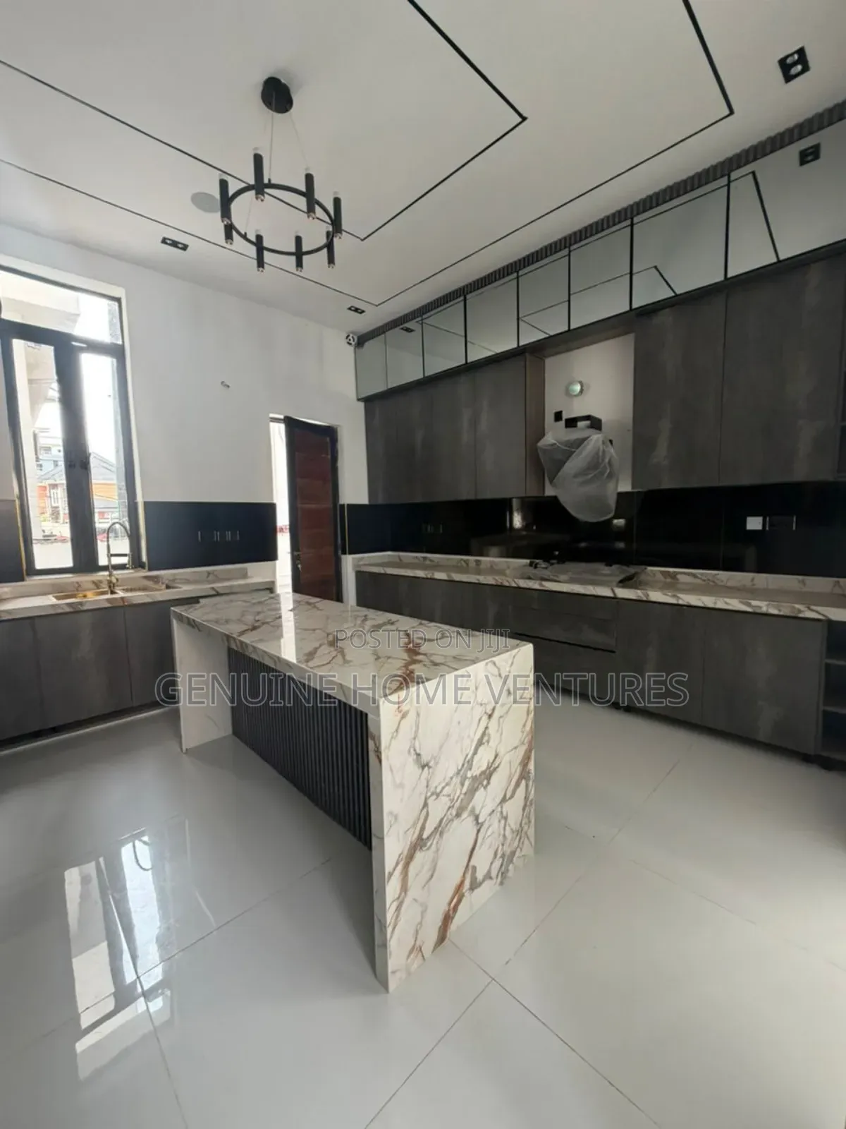 5bdrm Duplex in Chevron for sale