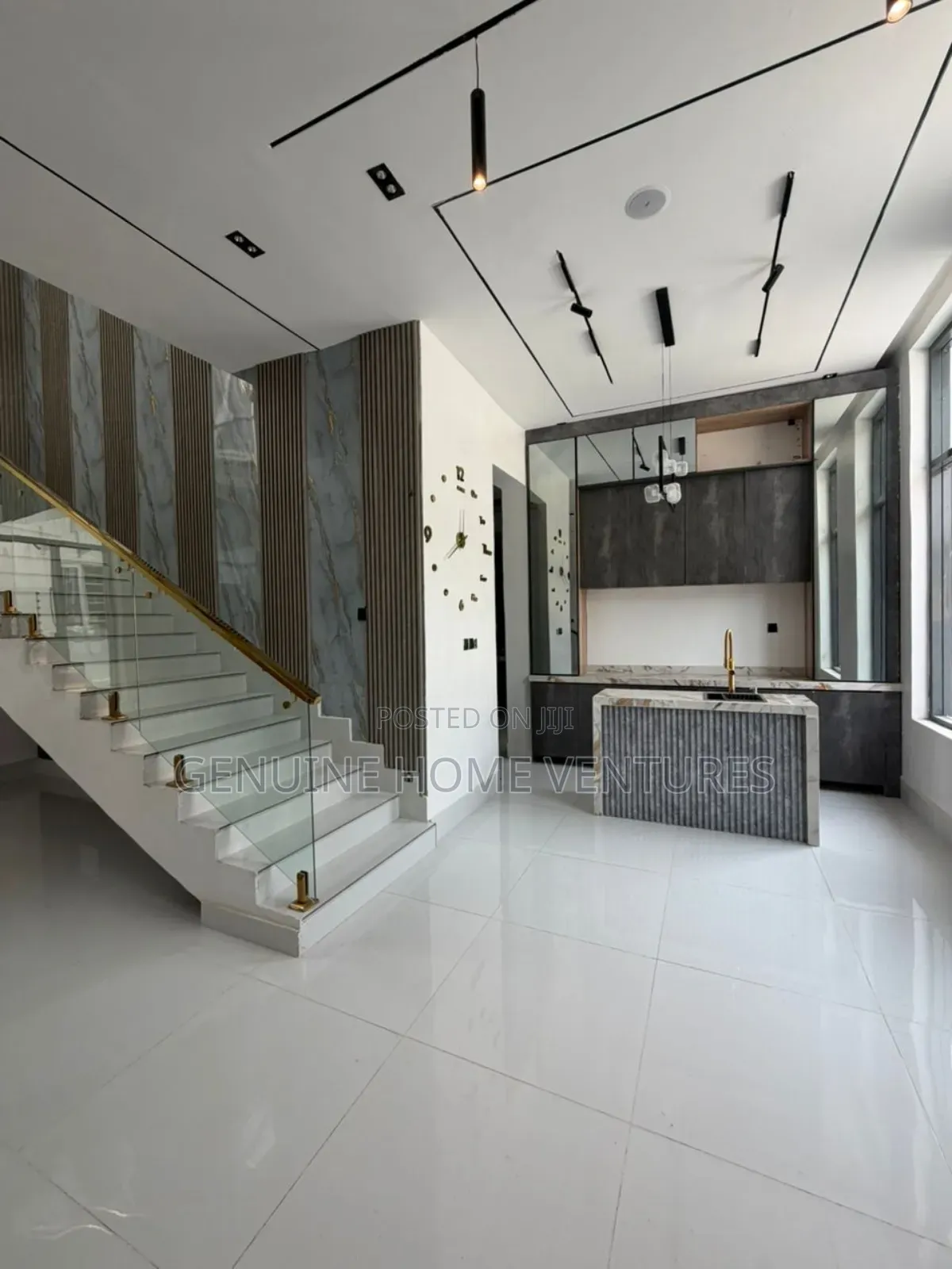 5bdrm Duplex in Chevron for sale