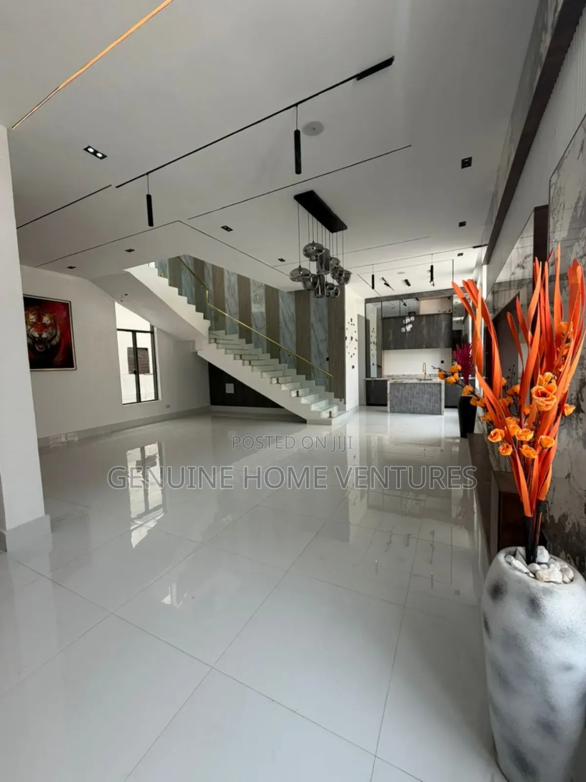 5bdrm Duplex in Chevron for sale
