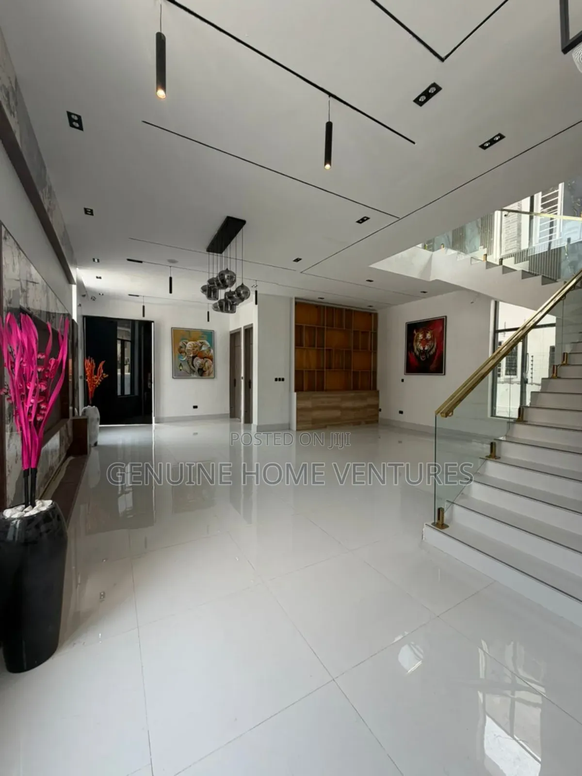 5bdrm Duplex in Chevron for sale
