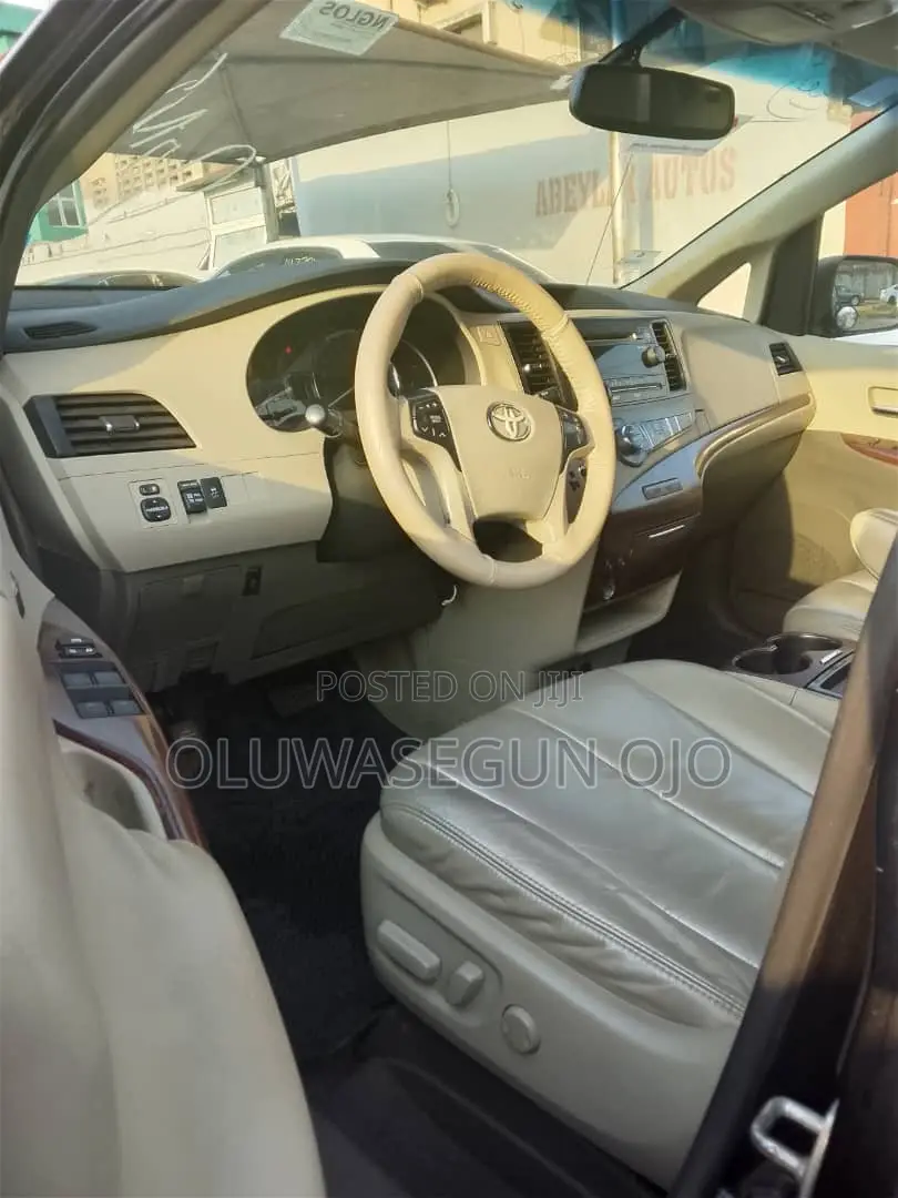 Toyota Sienna 2011 Black