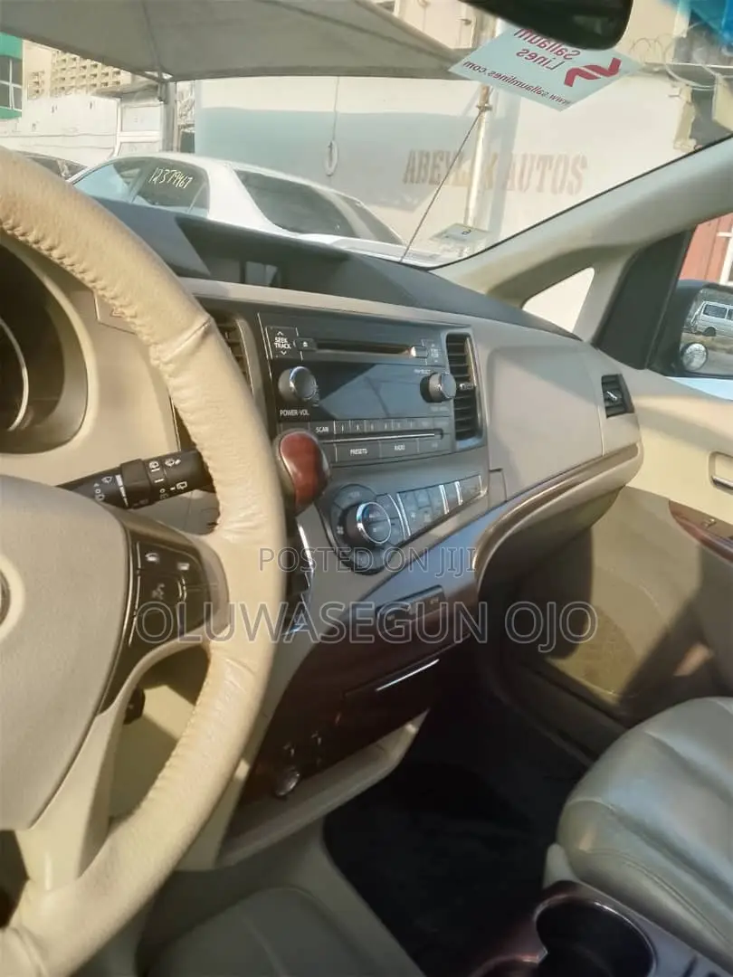 Toyota Sienna 2011 Black