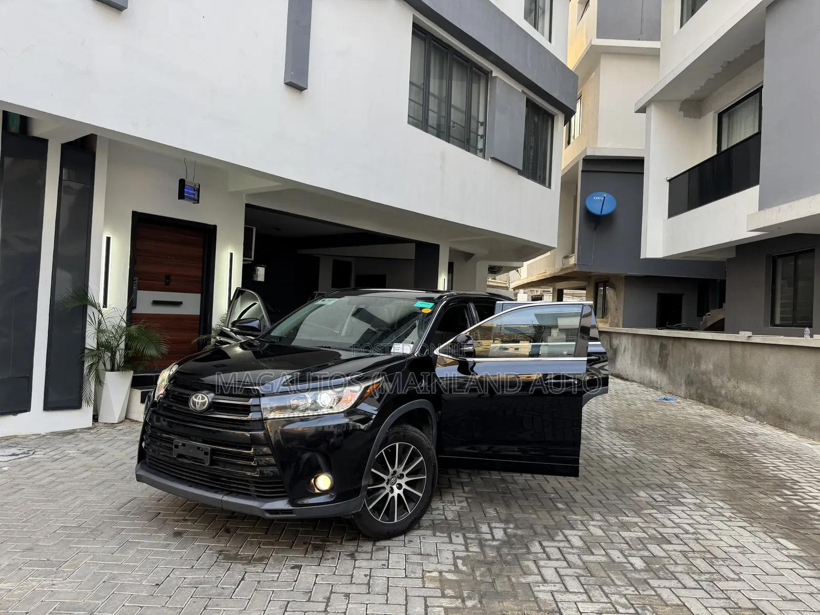 Toyota Highlander SE 4x2 V6 (3.5L 6cyl 8A) 2017 Black