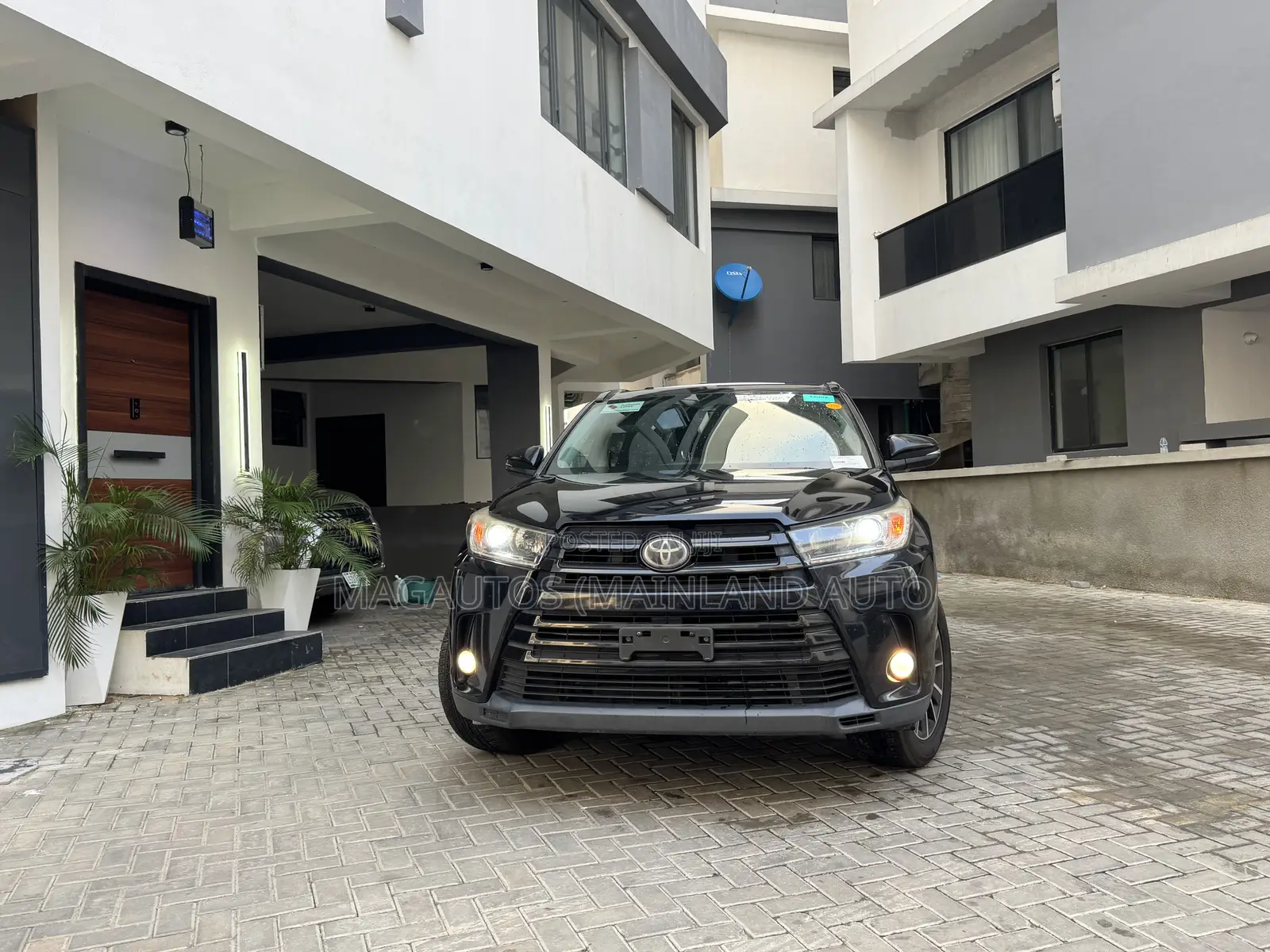 Toyota Highlander SE 4x2 V6 (3.5L 6cyl 8A) 2017 Black