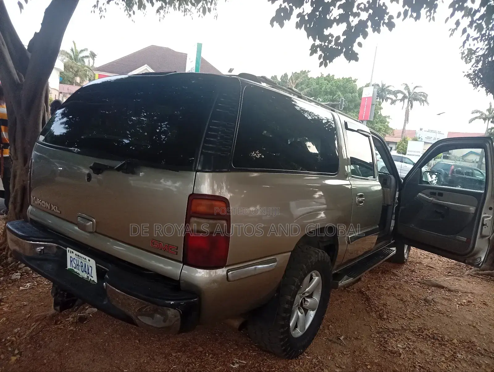 GMC Yukon Denali 2011 Silver