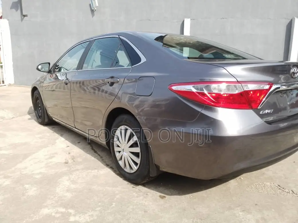 Toyota Camry LE 4dr Sedan (2.5L 4cyl 6A) 2017 Gray
