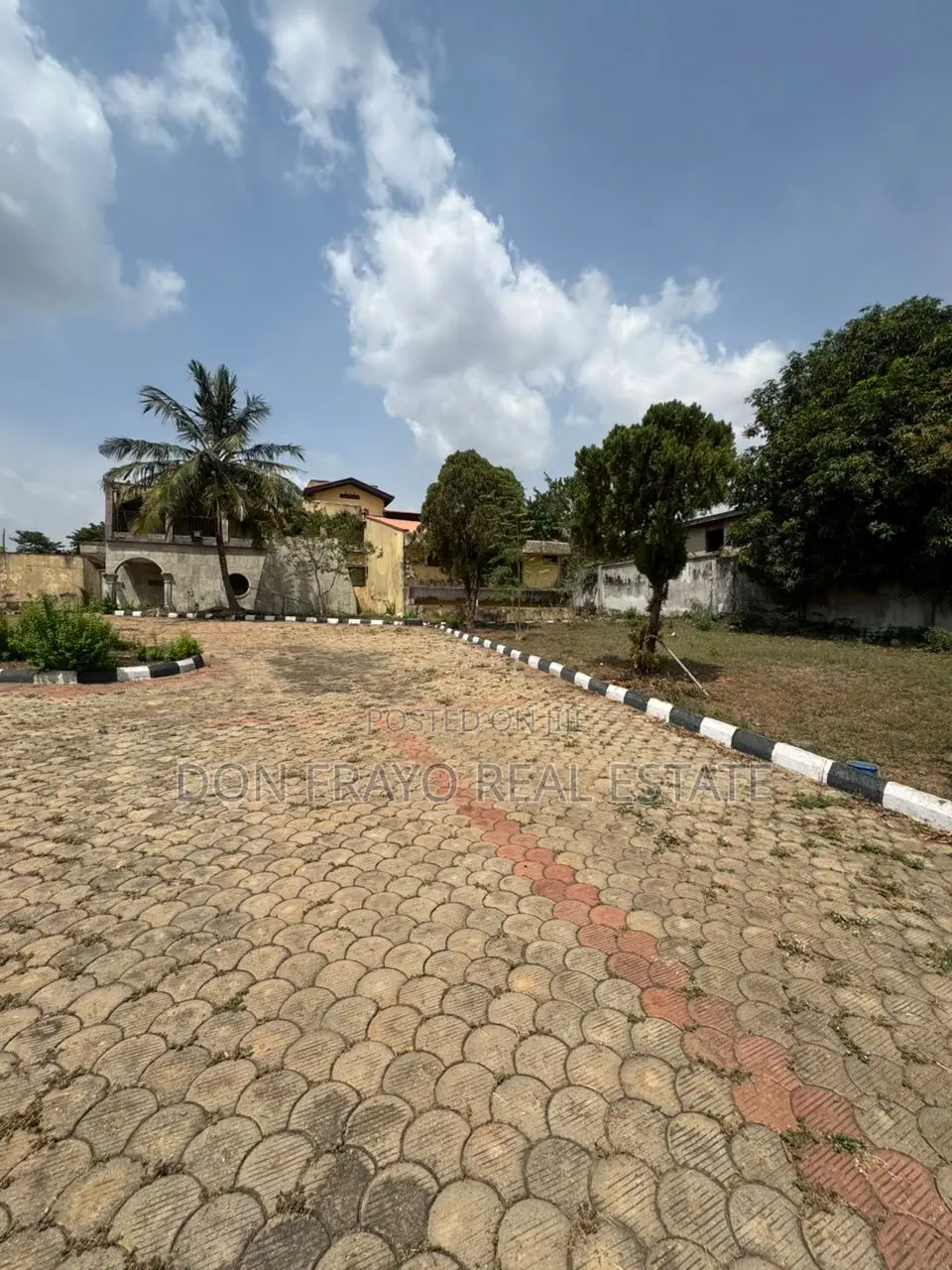 11bdrm Duplex in Onireke Gra for sale