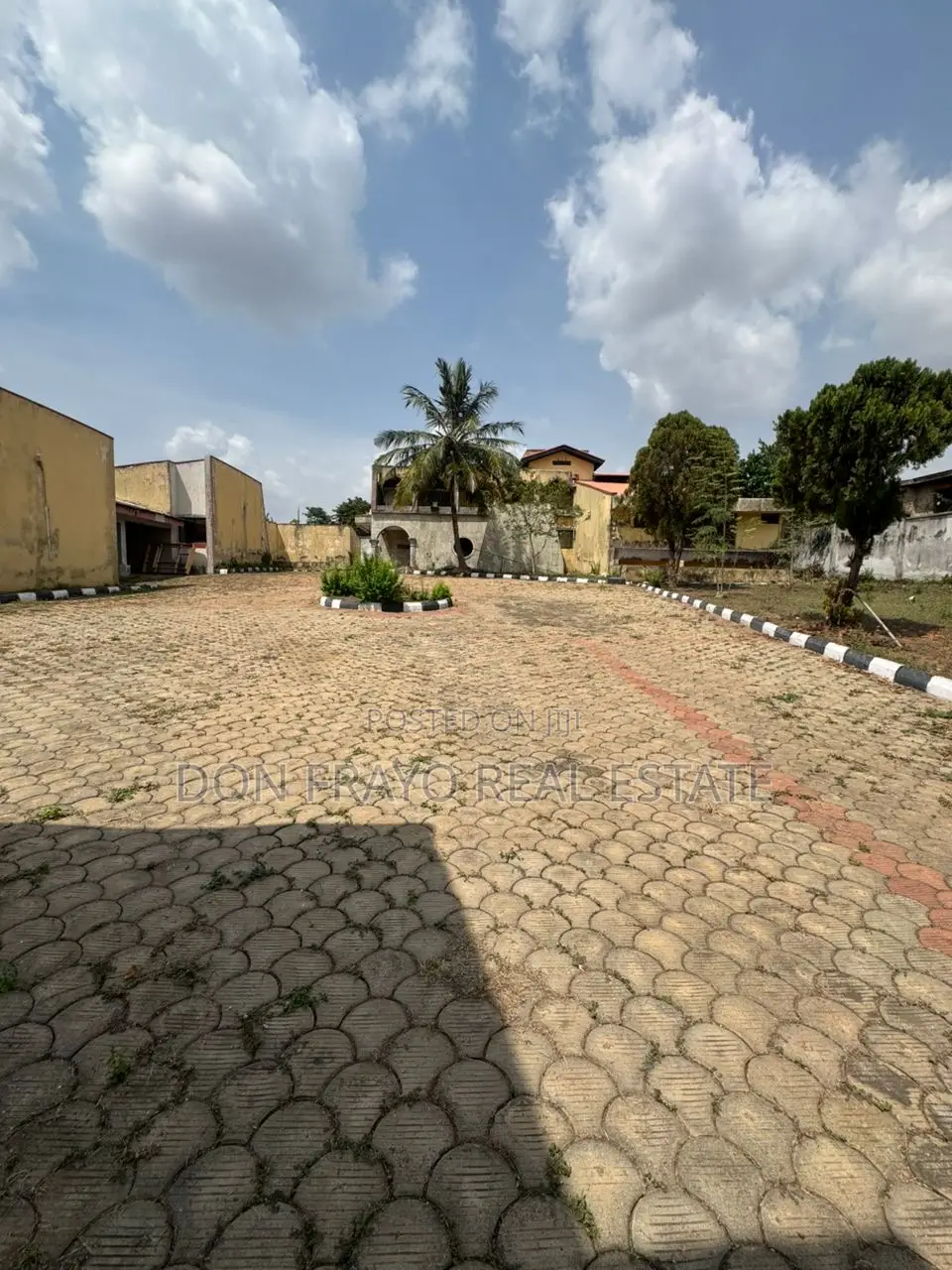 11bdrm Duplex in Onireke Gra for sale