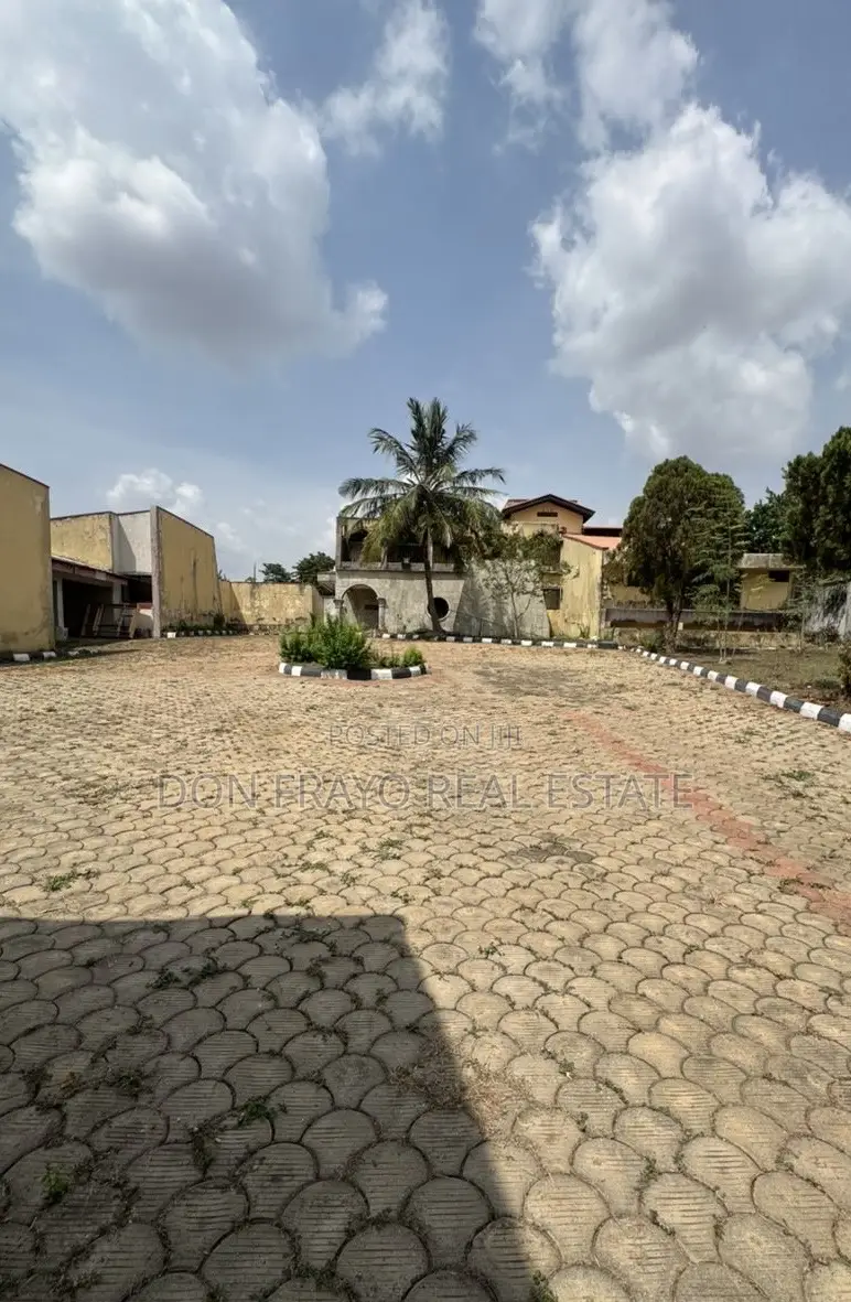 11bdrm Duplex in Onireke Gra for sale