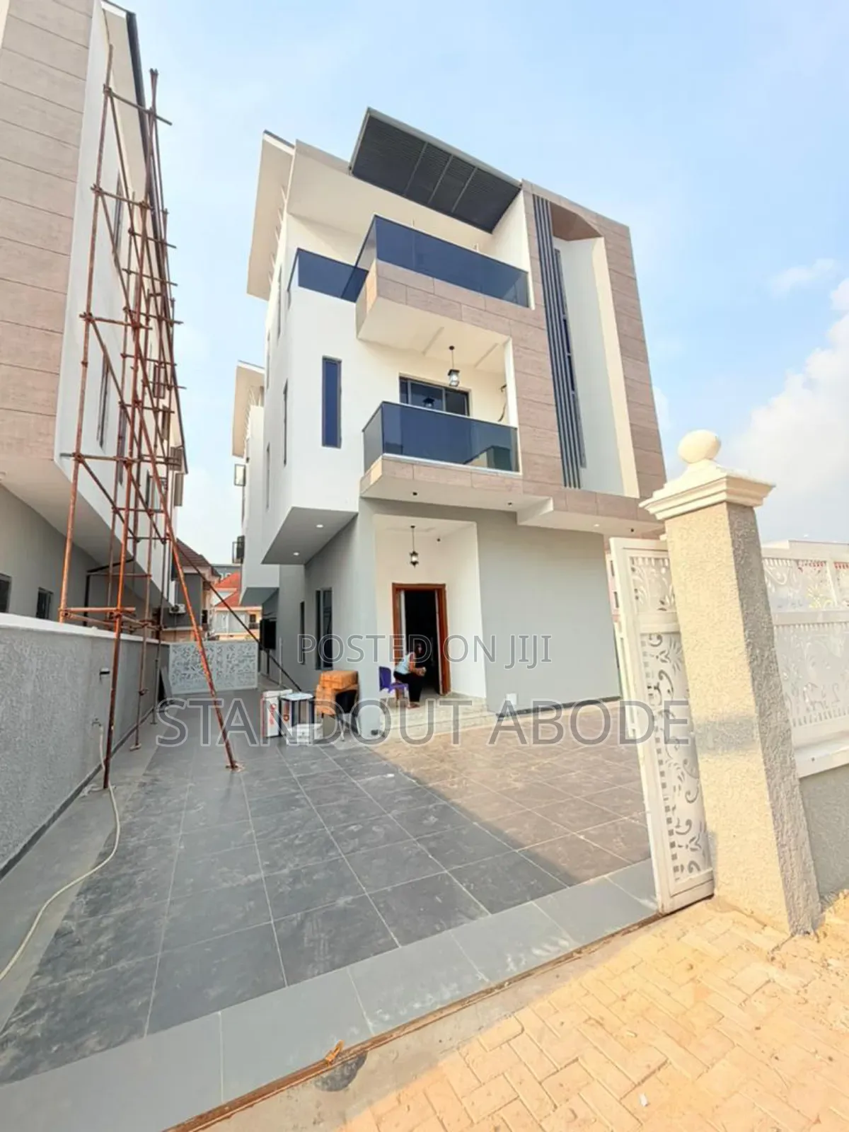 4bdrm Duplex in In A Secure Estate, Ikeja GRA for sale
