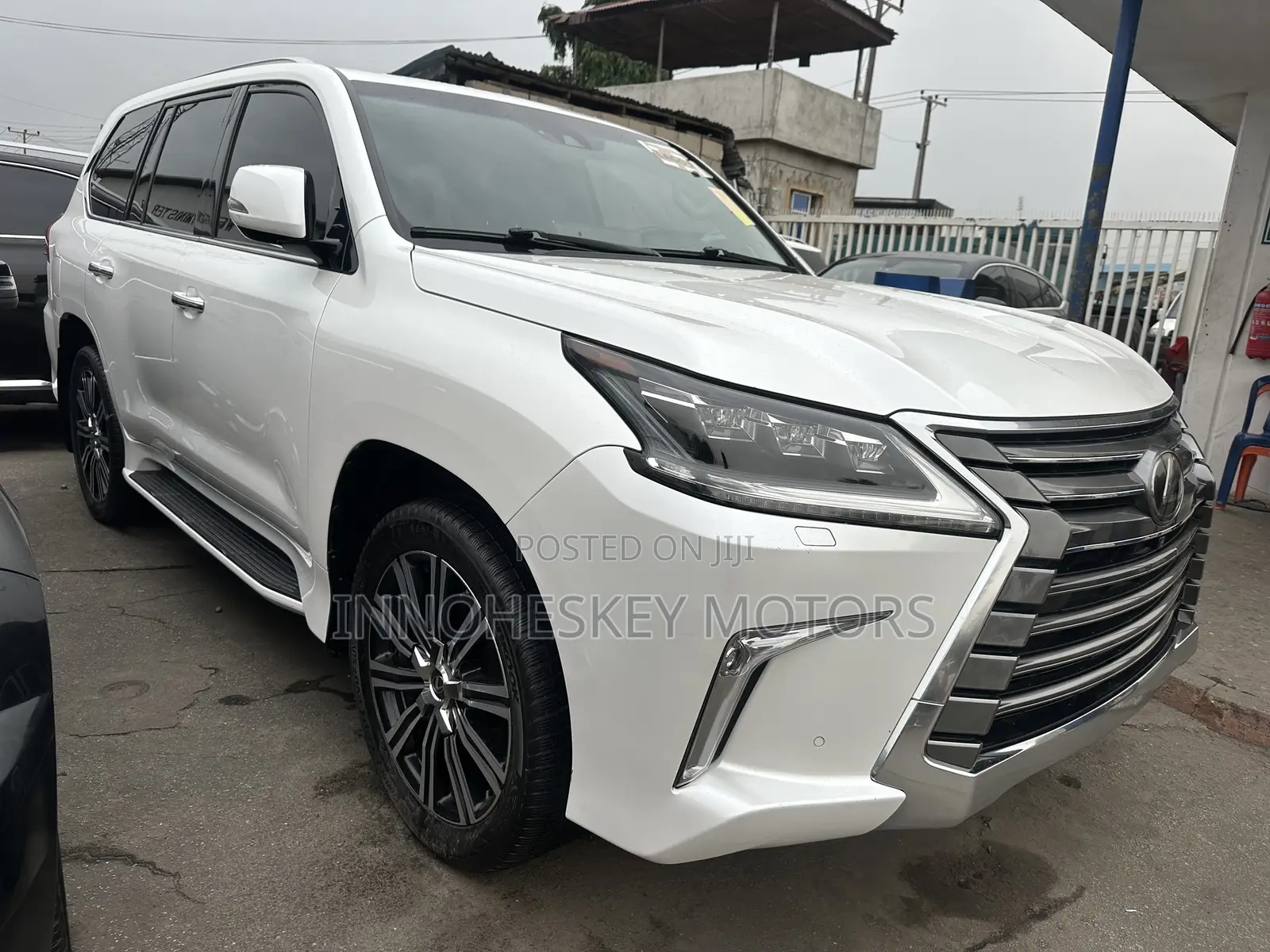 Lexus LX 570 AWD 2019 White