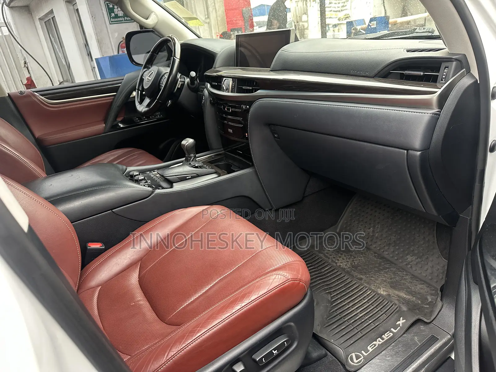 Lexus LX 570 AWD 2019 White