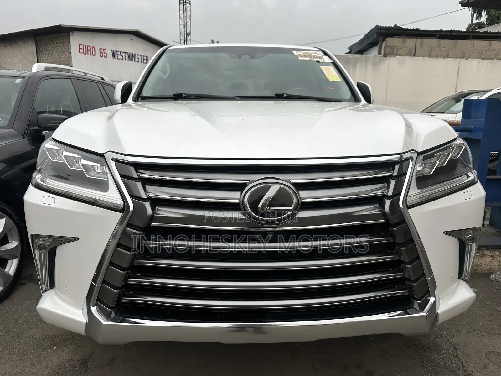 Lexus LX 570 AWD 2019 White