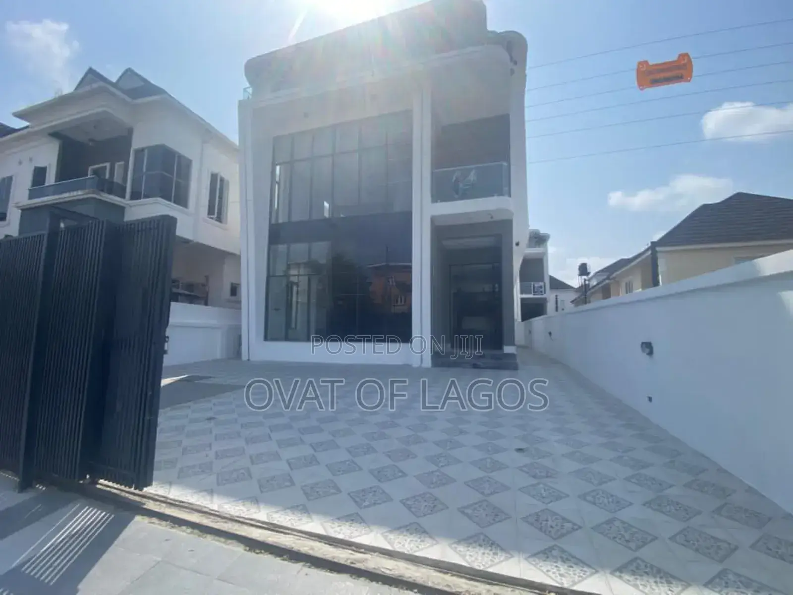 5bdrm Duplex in Chevron for sale