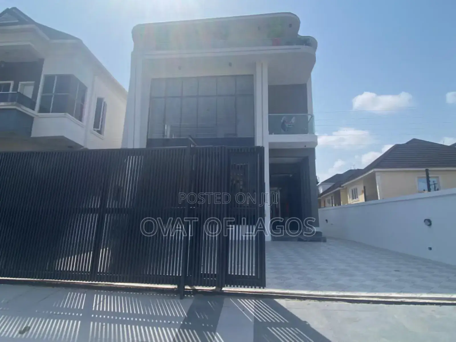 5bdrm Duplex in Chevron for sale
