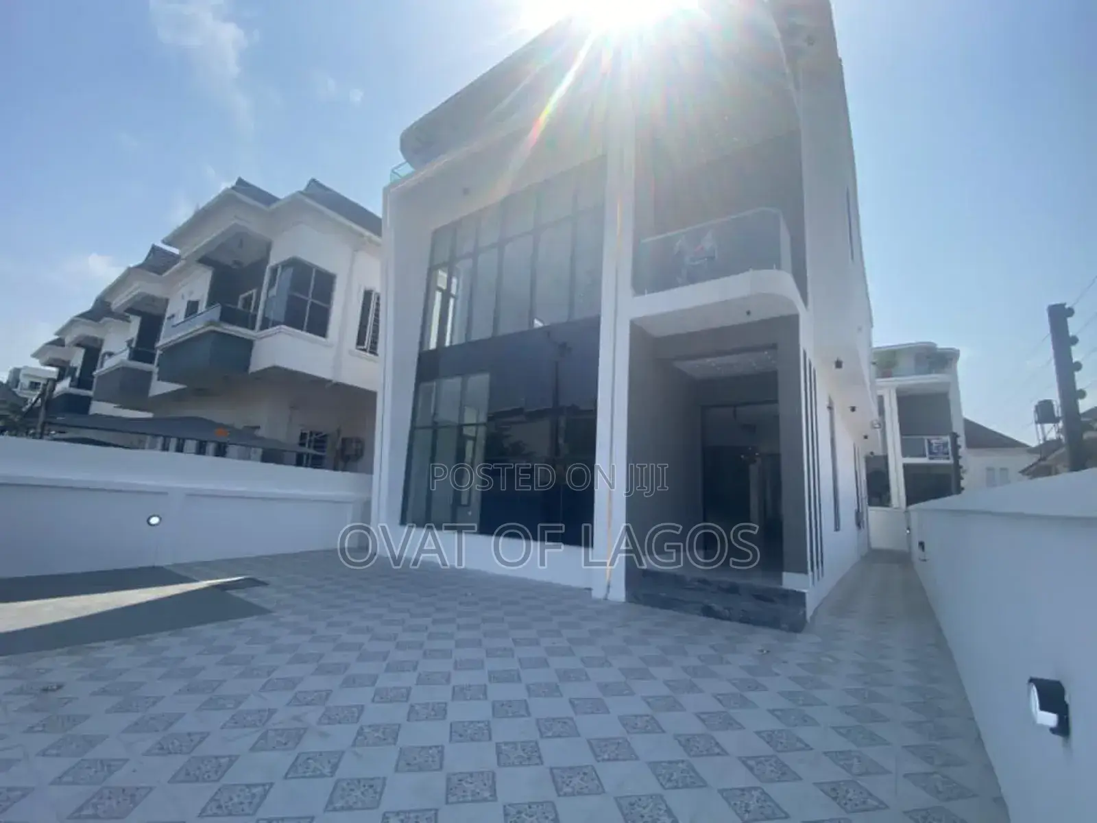 5bdrm Duplex in Chevron for sale