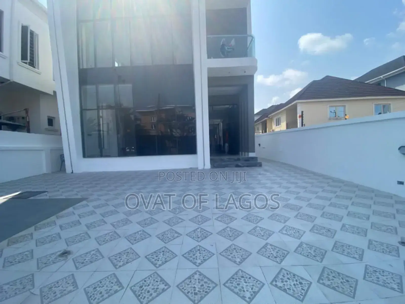 5bdrm Duplex in Chevron for sale
