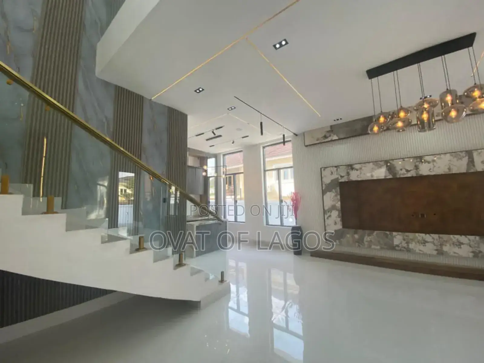 5bdrm Duplex in Chevron for sale
