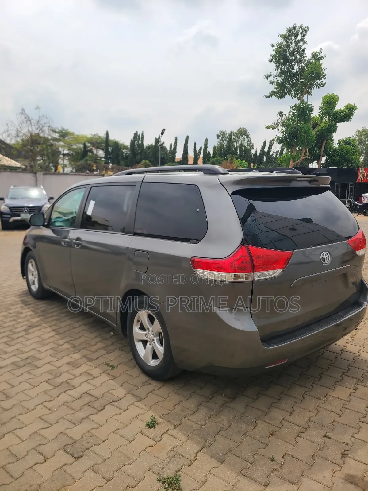 Toyota Sienna L FWD 7 Passenger 2013 Gray