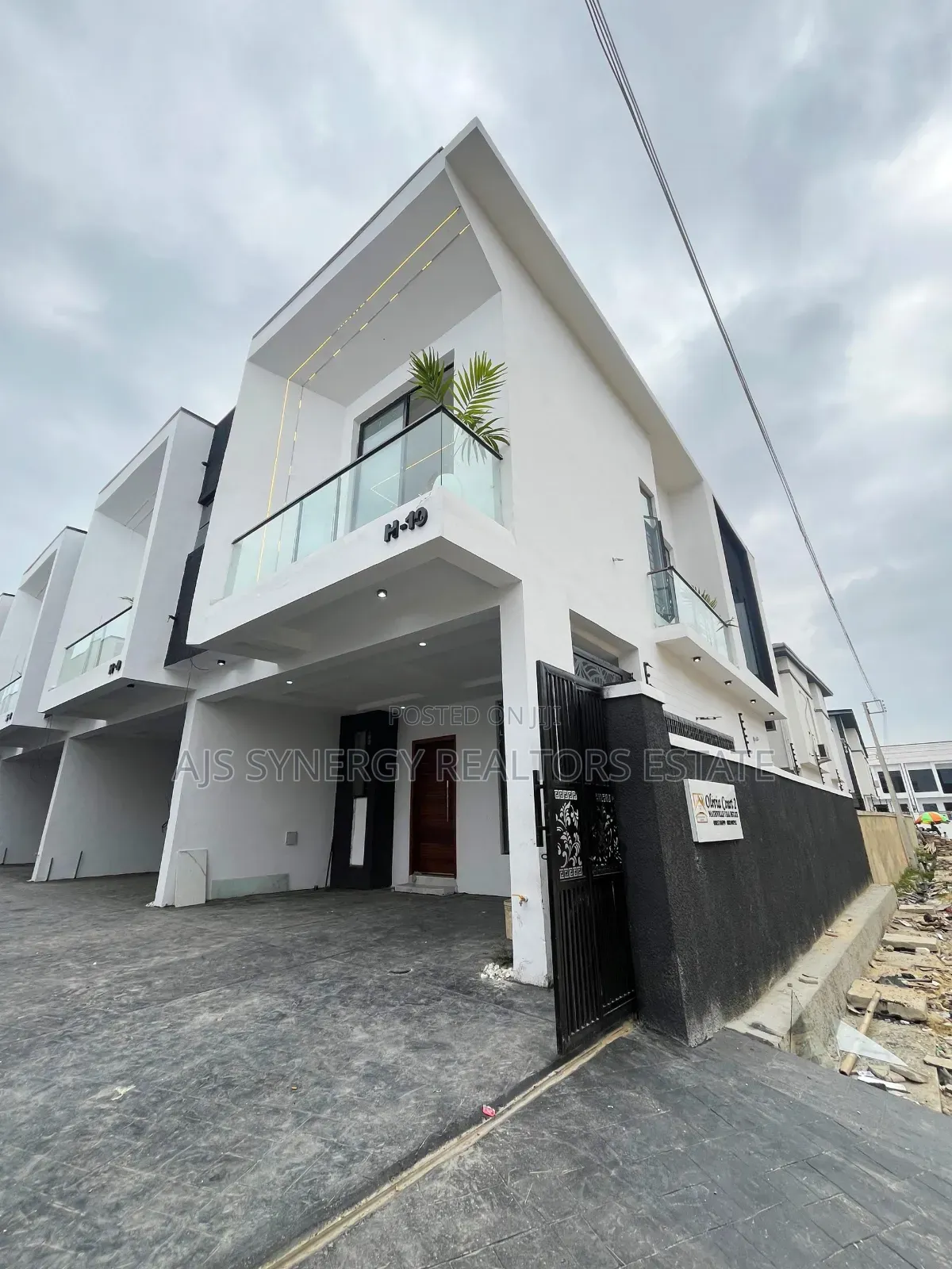 4bdrm Duplex in Ikota for sale