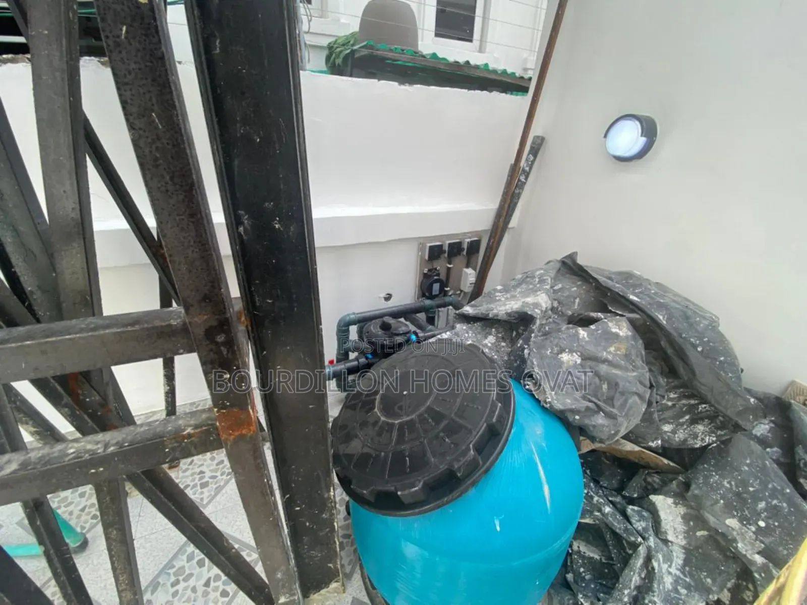 5bdrm Duplex in Chevron Toll Gate for sale