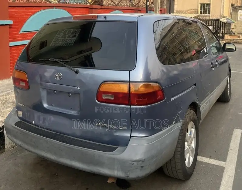 Toyota Sienna 2000 Blue