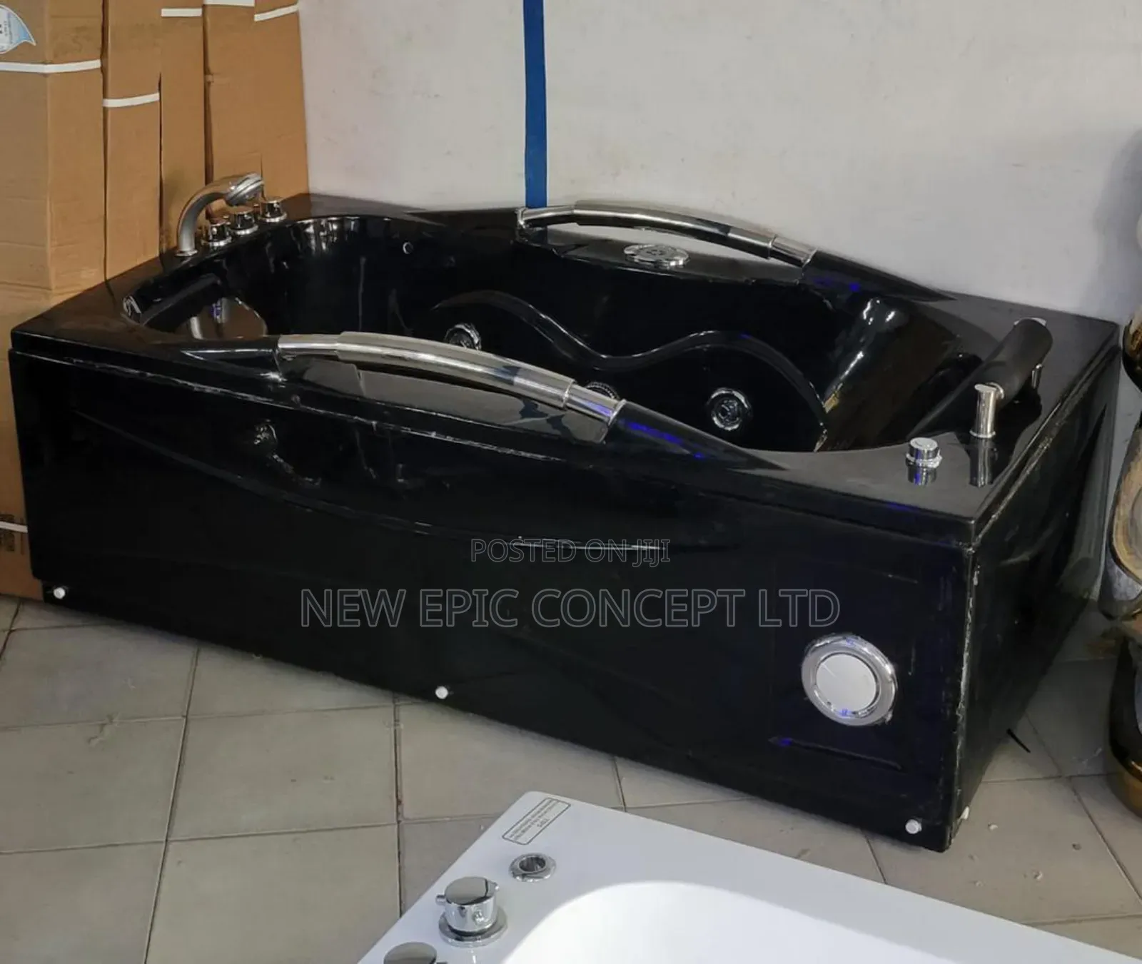 Black Single Jacuzzi With Fm Radio With Powerful Massage