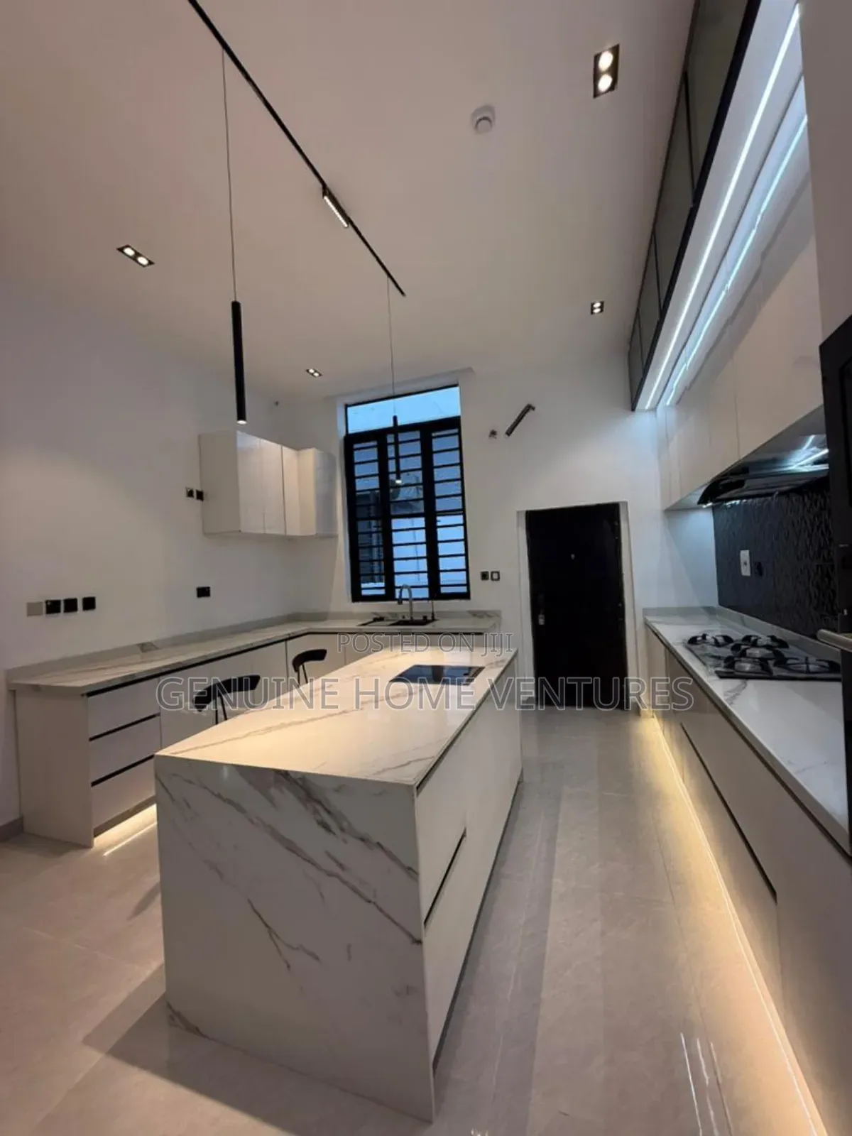 5bdrm Duplex in Orchid Via Chevron for sale