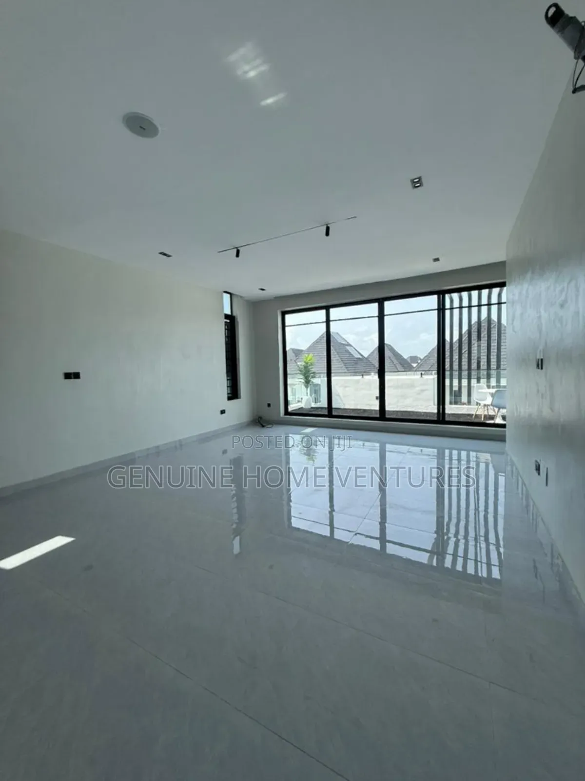 5bdrm Duplex in Orchid Via Chevron for sale