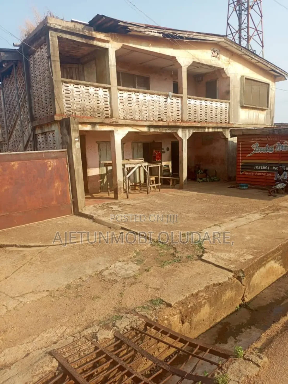 16bdrm Block of Flats in Isinkan Arakale Road for sale