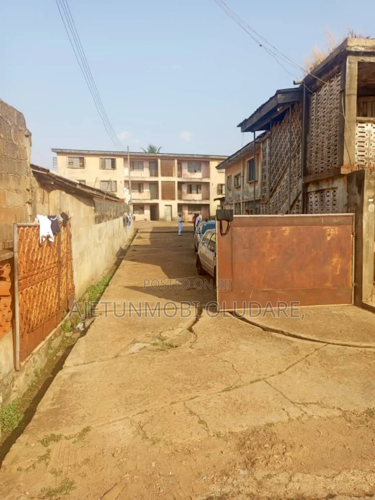 16bdrm Block of Flats in Isinkan Arakale Road for sale