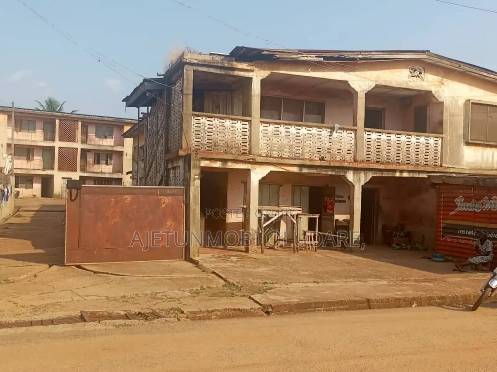16bdrm Block of Flats in Isinkan Arakale Road for sale