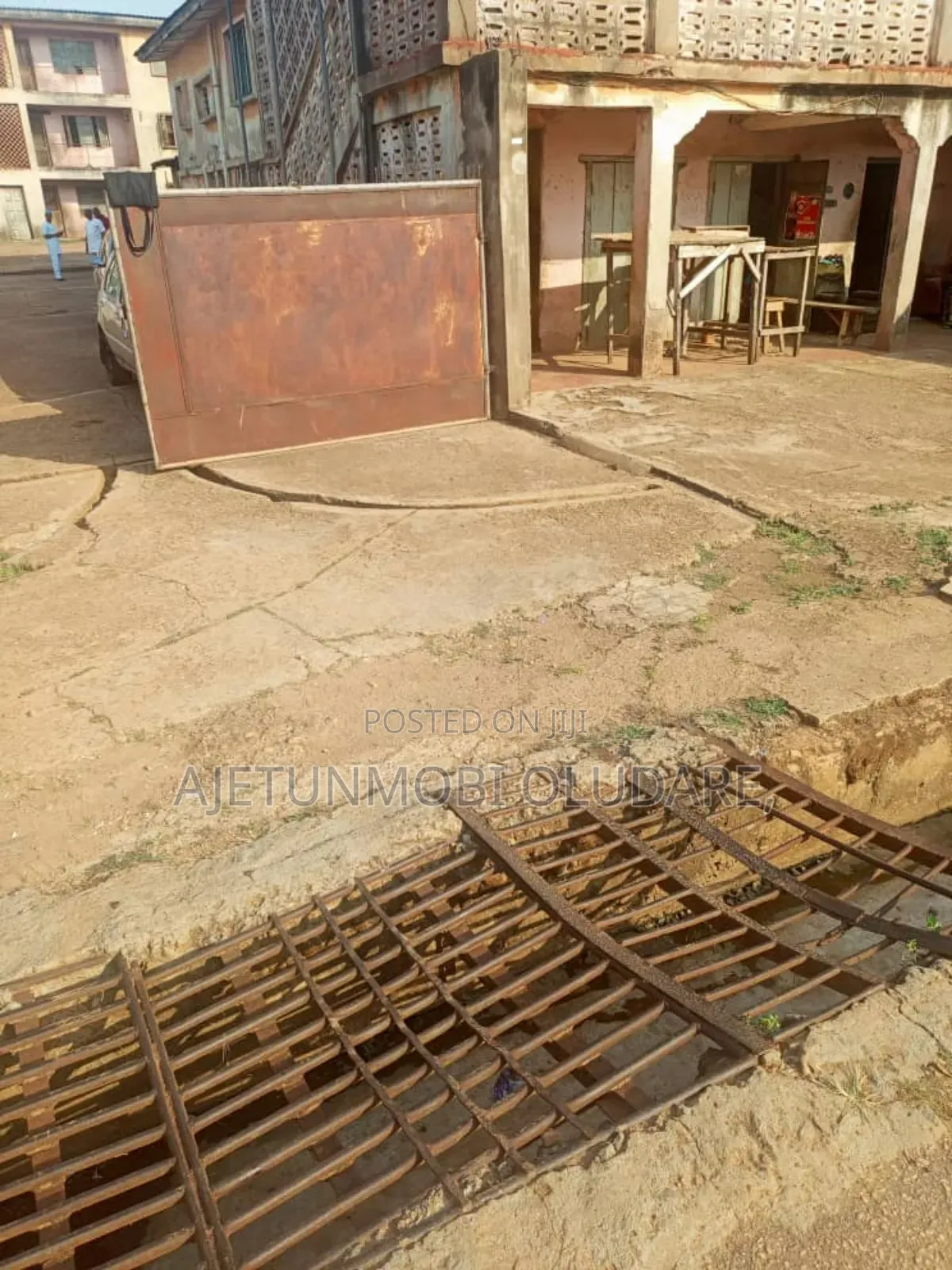 16bdrm Block of Flats in Isinkan Arakale Road for sale