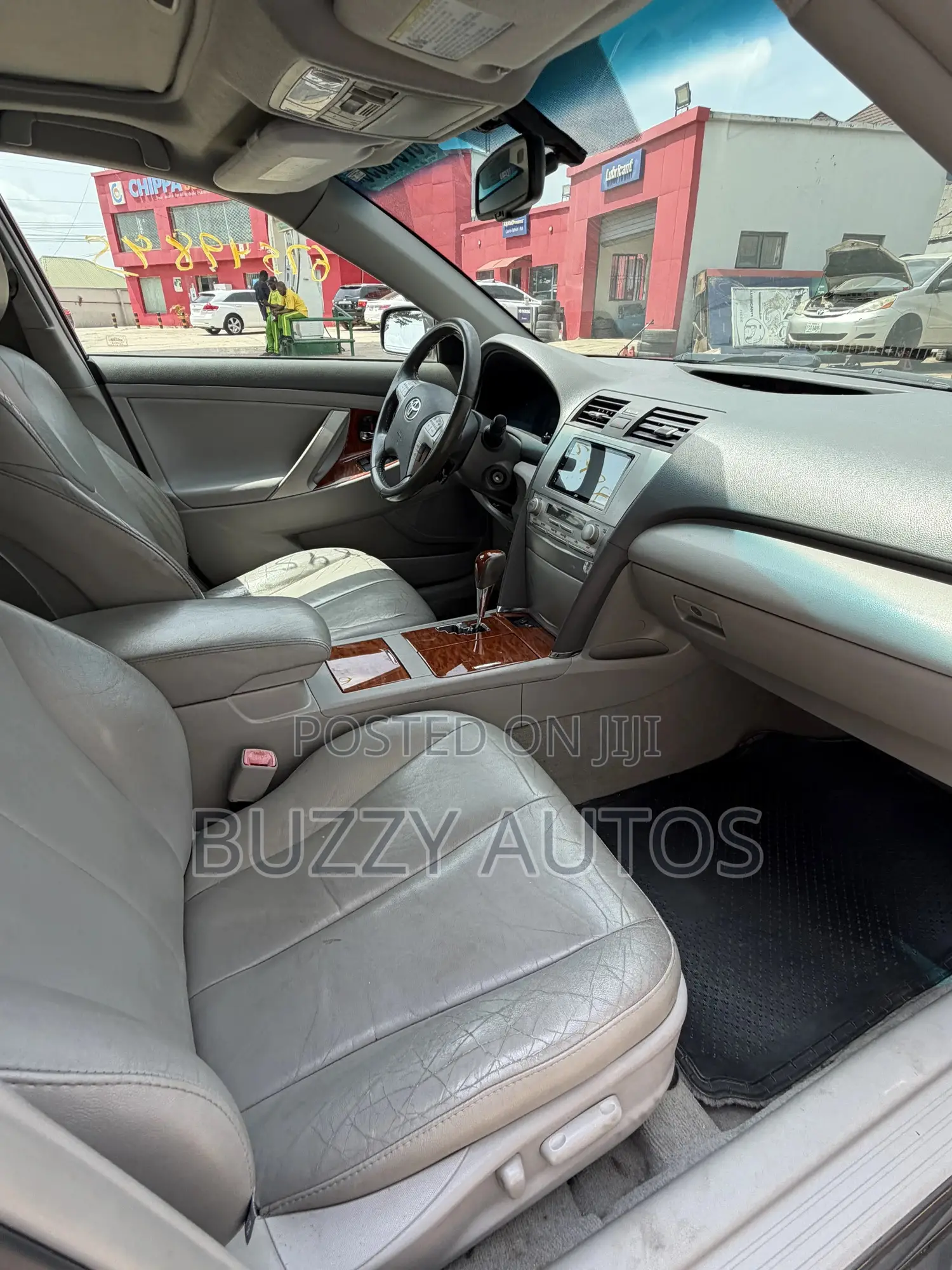 Toyota Camry XLE V6 4dr Sedan (3.5L 6cyl 6A) 2011 Gray