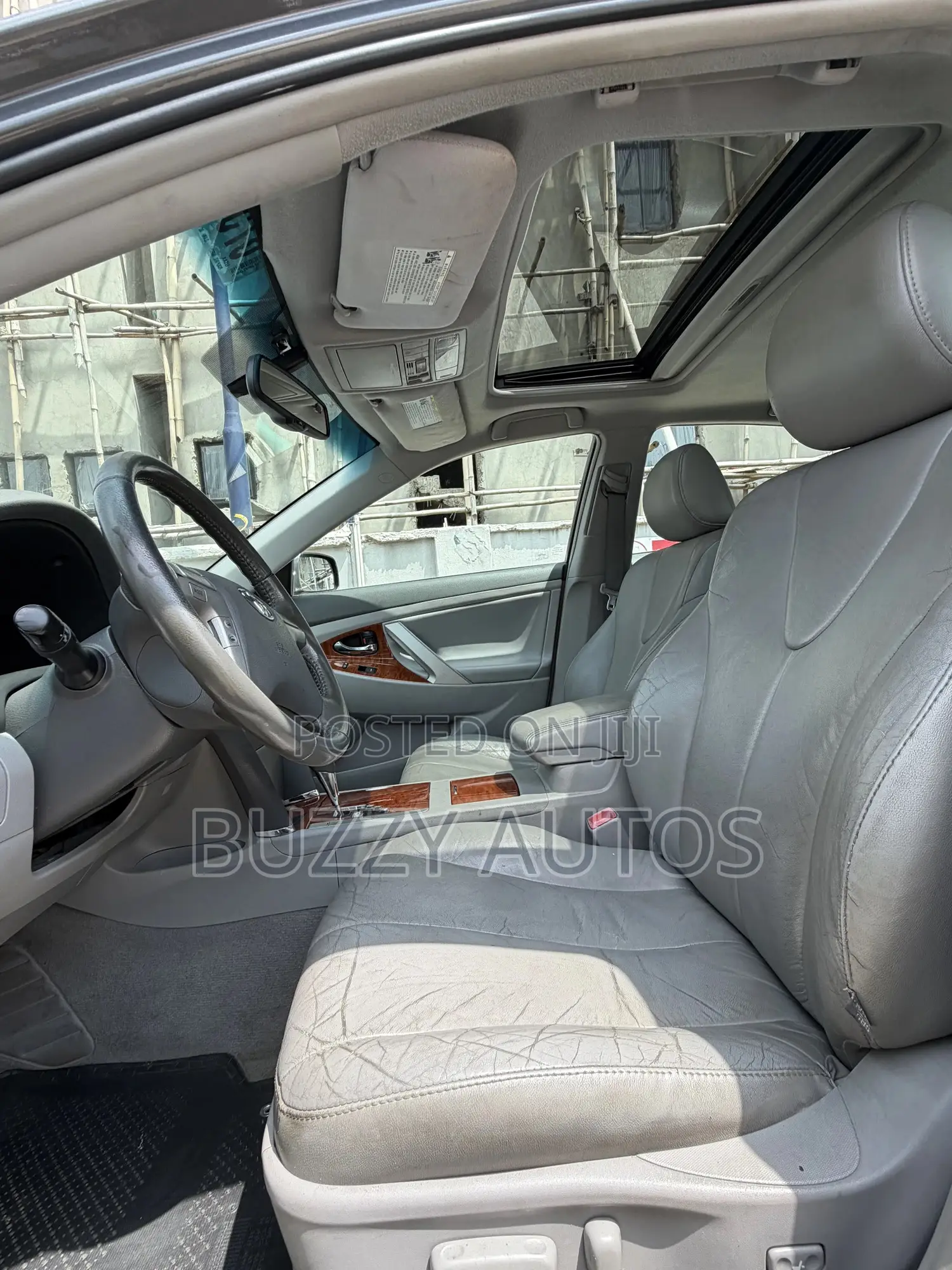 Toyota Camry XLE V6 4dr Sedan (3.5L 6cyl 6A) 2011 Gray