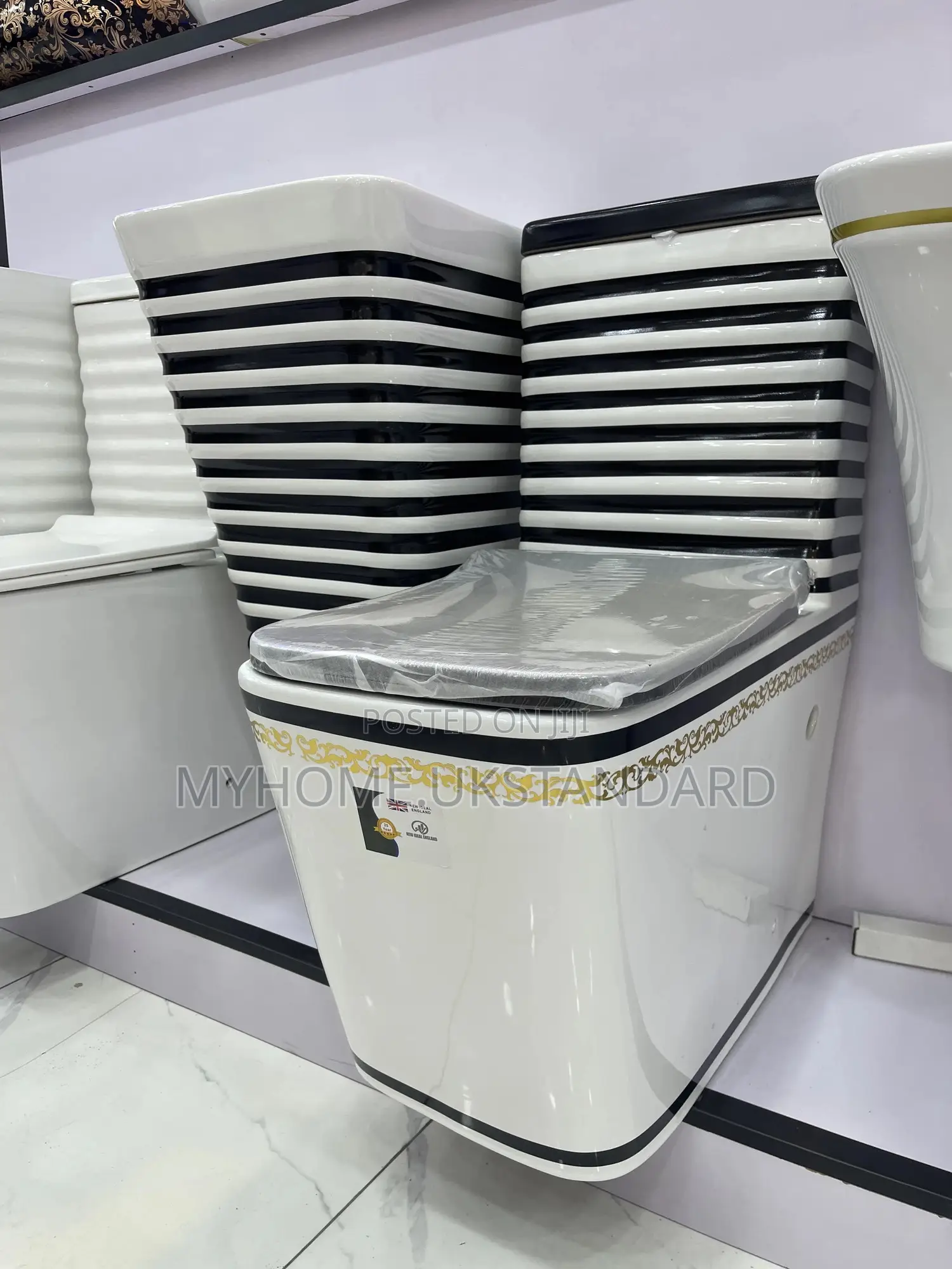 Luxury Modern Toilet Seat Set With Suspended Wash Hand Basin
