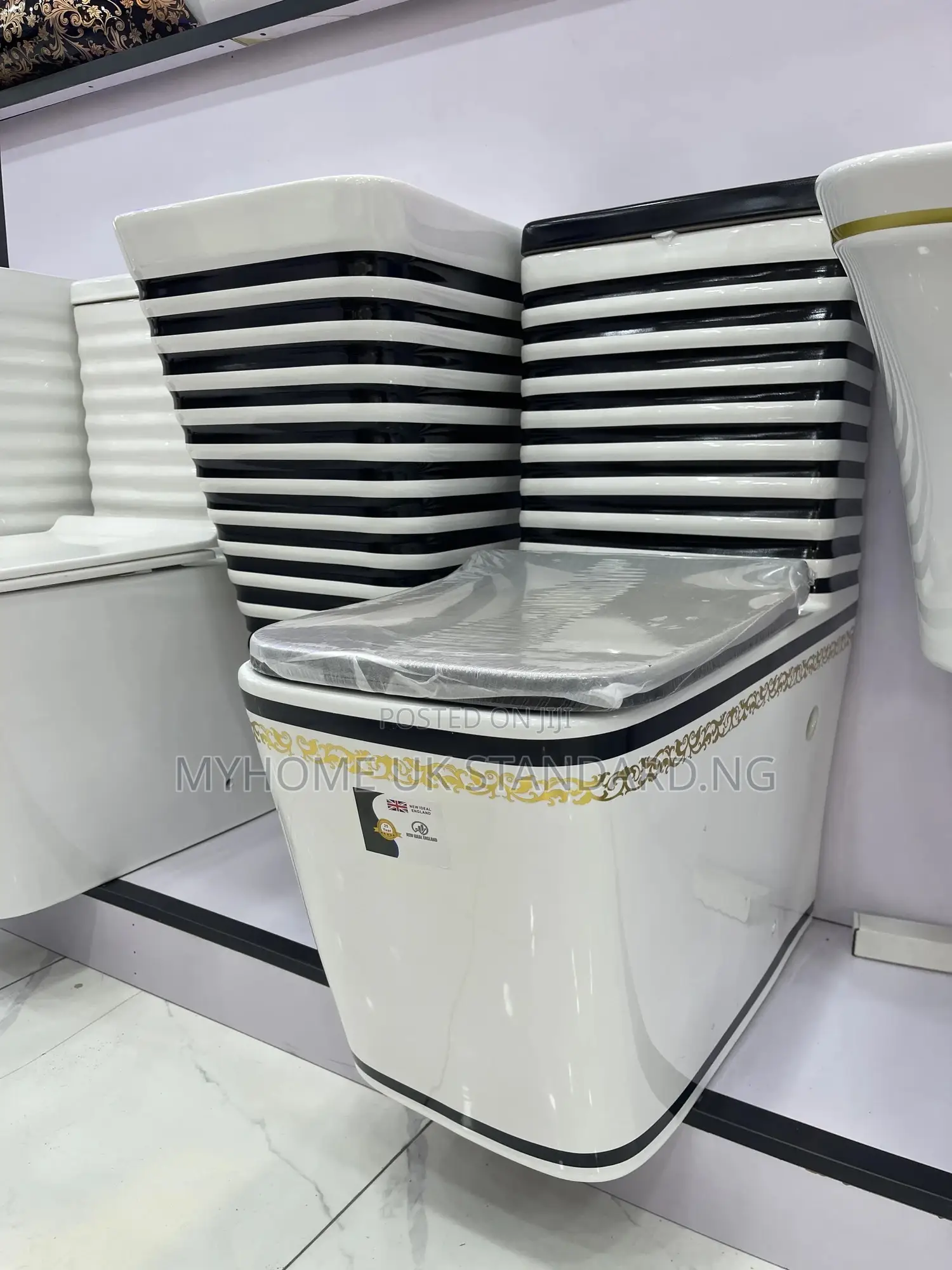 Luxury Modern Toilet Seat Set With Suspended Wash Hand Basin
