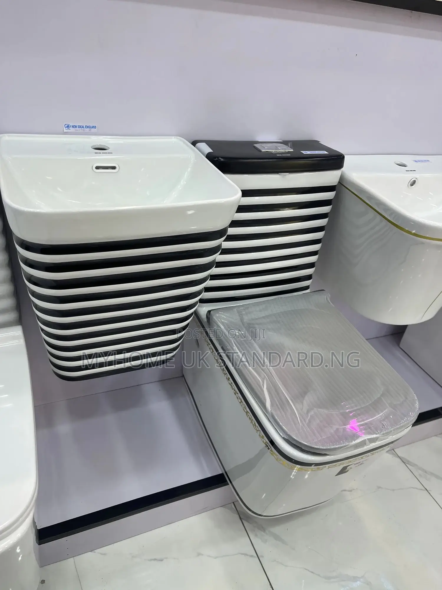 Luxury Modern Toilet Seat Set With Suspended Wash Hand Basin
