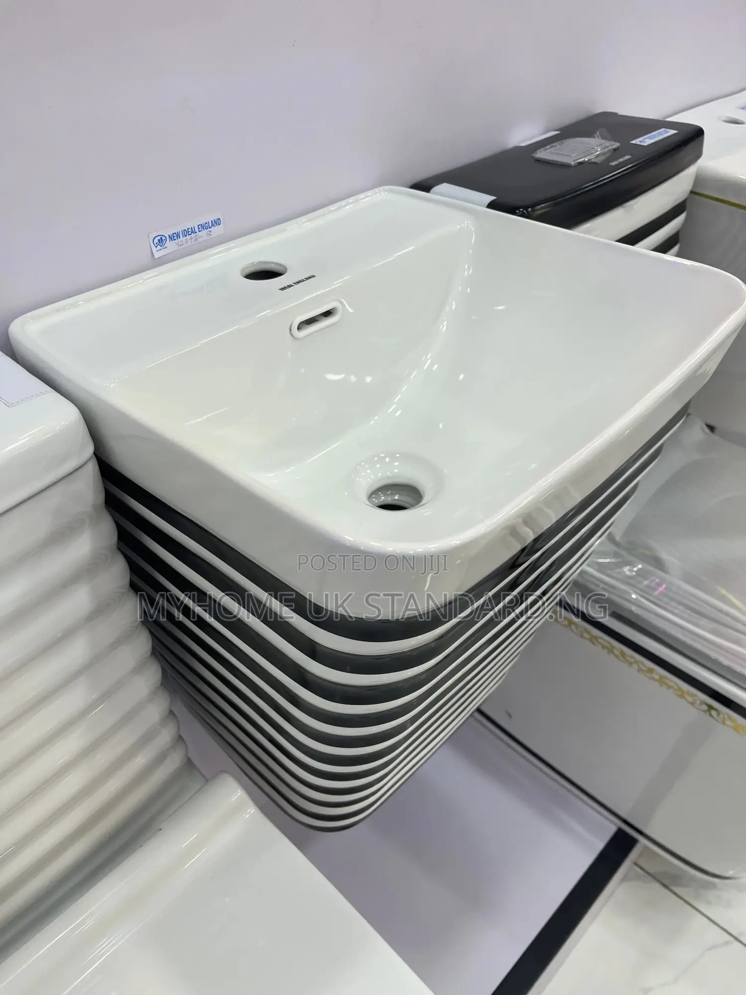 Luxury Modern Toilet Seat Set With Suspended Wash Hand Basin