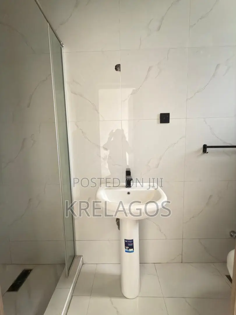 5bdrm Duplex in Thomas Estate for sale
